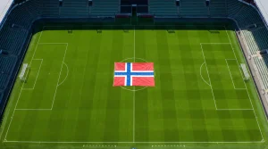 Norges VM-historie fra 1938 til 2026 med norsk flagg og fotballbane